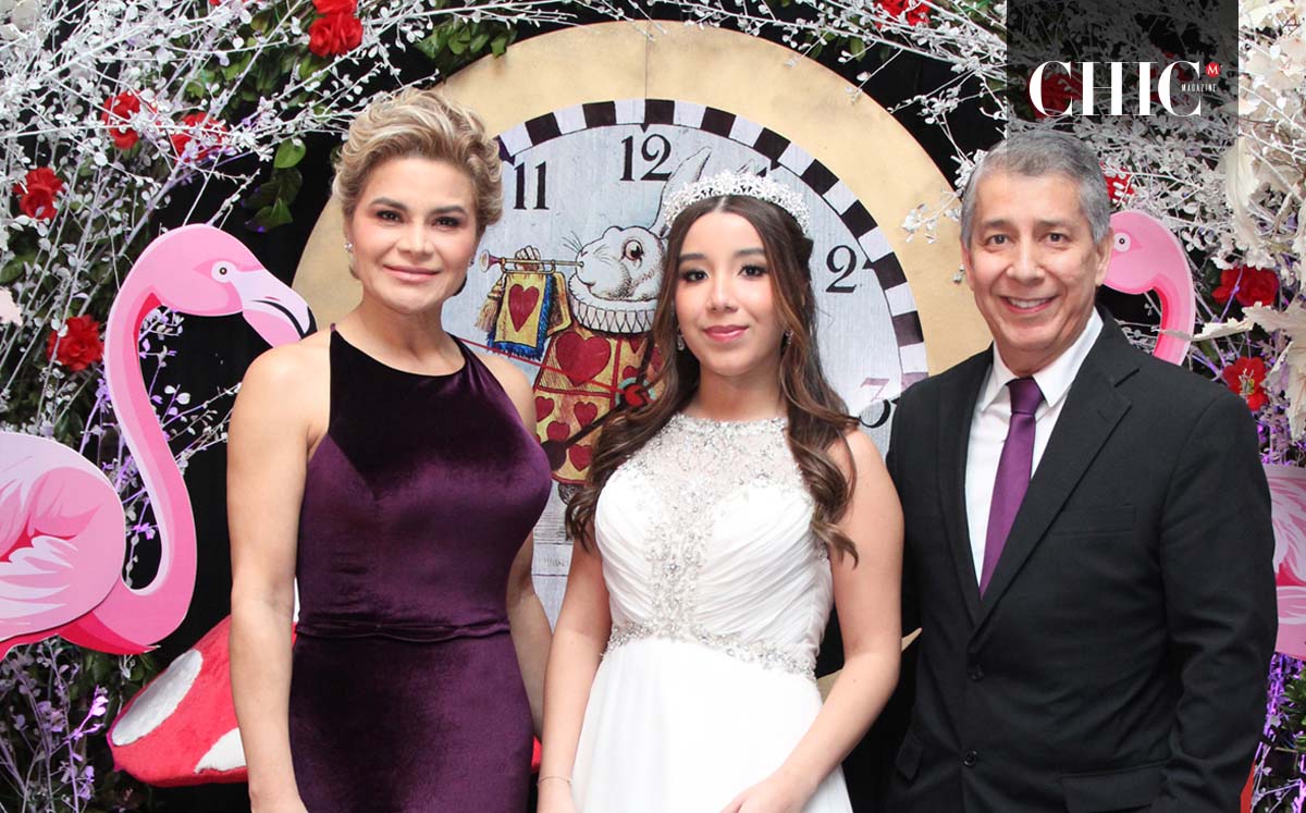 ROSSY DE CORONA, ROMINA CORONA Y JORGE CORONA  quedaron encantados con la temática de Alicia en el País de las Maravillas