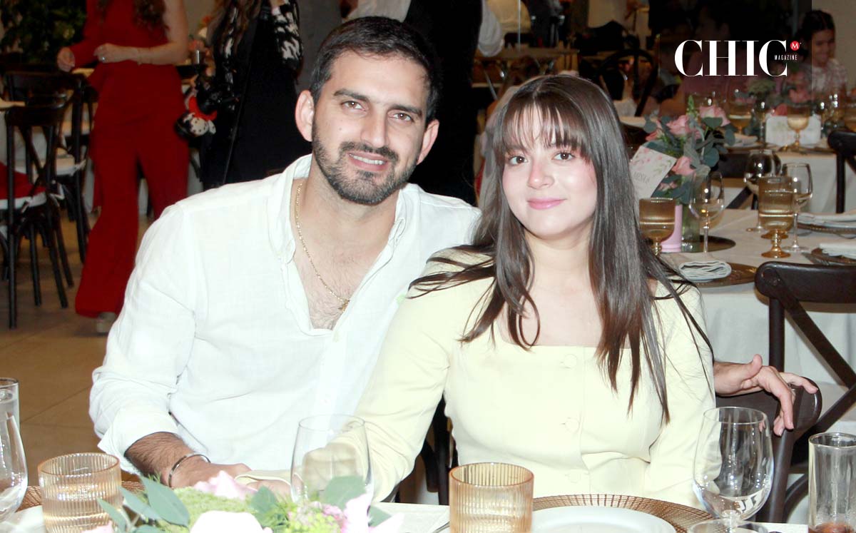 ARMANDO HAGE Y TESSY DE HAGE disfrutaron de una extensa mesa de postres