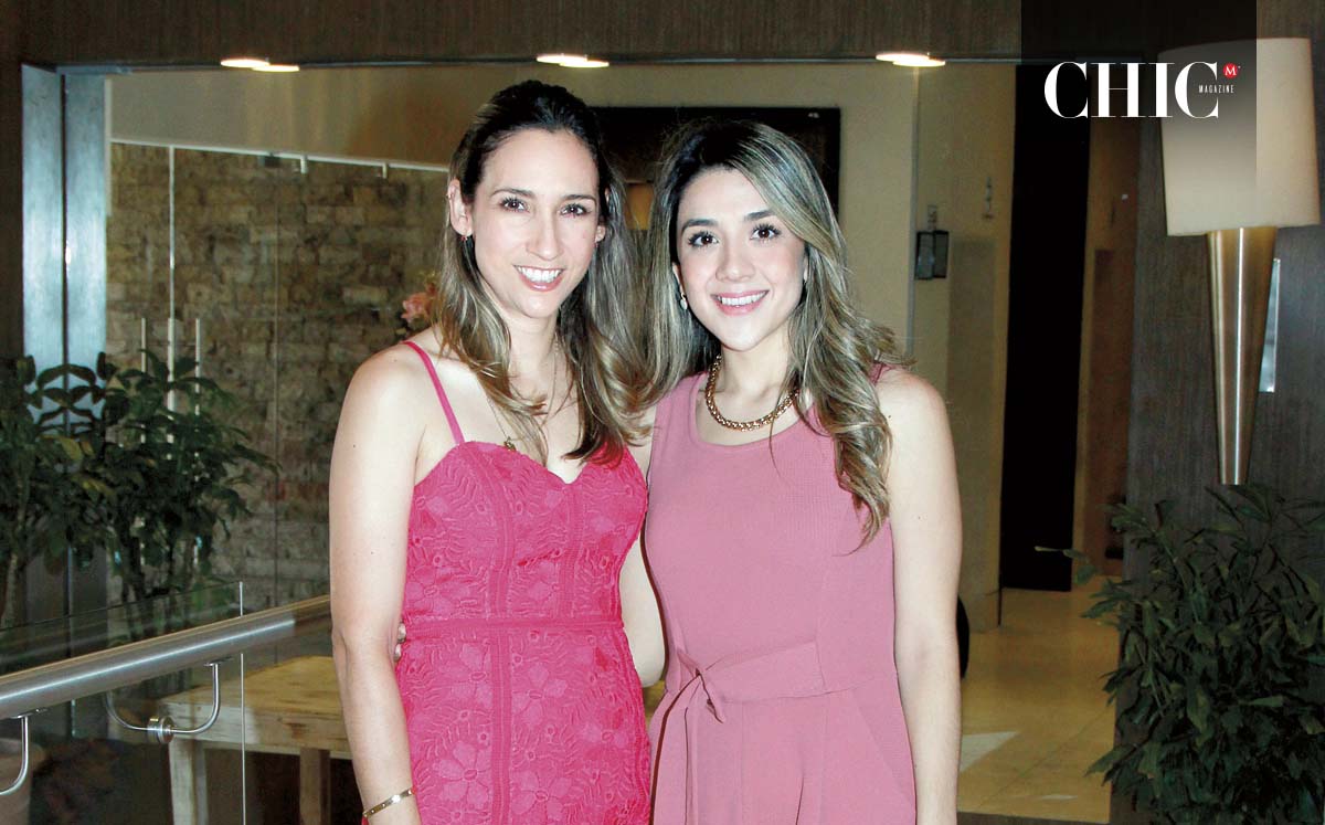SARA LATOFSKI Y MARIANA MEZA disfrutaron de la misa en la Parroquia de San Pedro y San Pablo