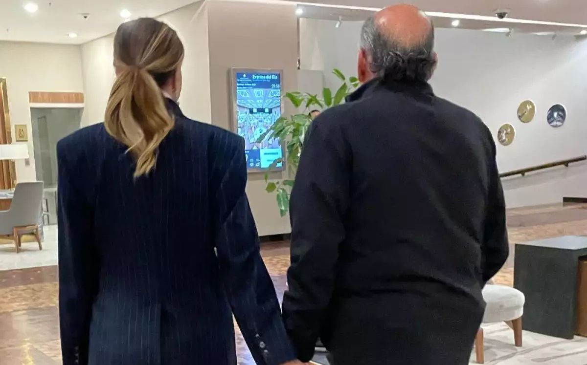 Antonio Pérez y Lucía Méndez tomados de la mano (Quién)