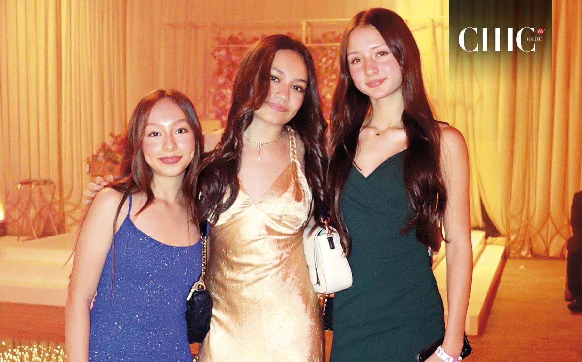CAROLINA HERNÁNDEZ, VALENTINA TURRUBIATES Y ANDREA LÓPEZ felices de asistir a los XV de ARYAM ROMERO