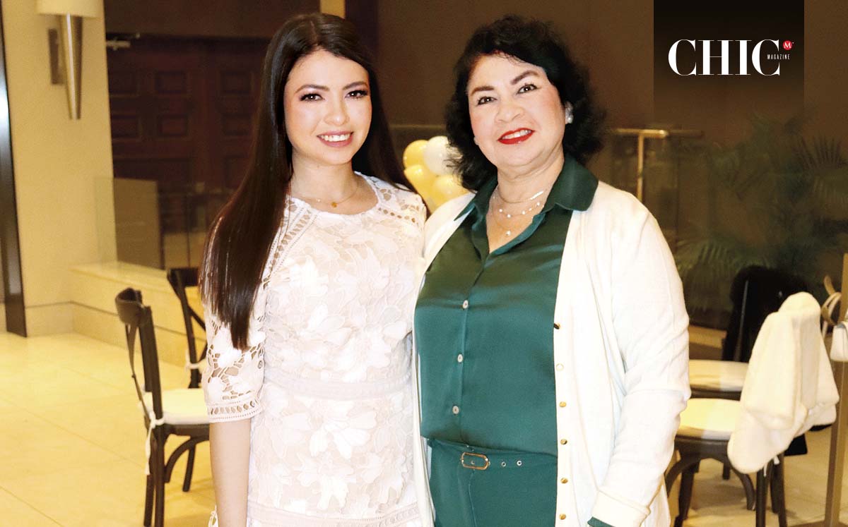 CAROLINA AGUILAR Y JUANITA PÉREZ DE AGUILAR acompañan a ANDREA en su celebración
