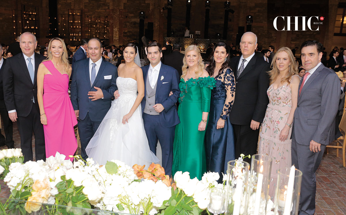 Los novios junto a un grupo de familiares