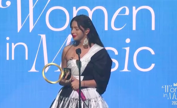 Ángela Aguilar llora en los Billboard Women in Music 2025