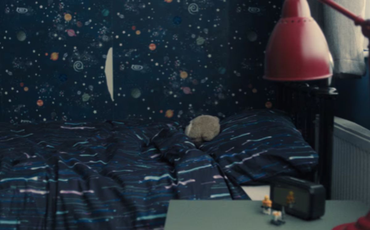 Rasgada en el papel tapiz de "Adolescencia" (Netflix)