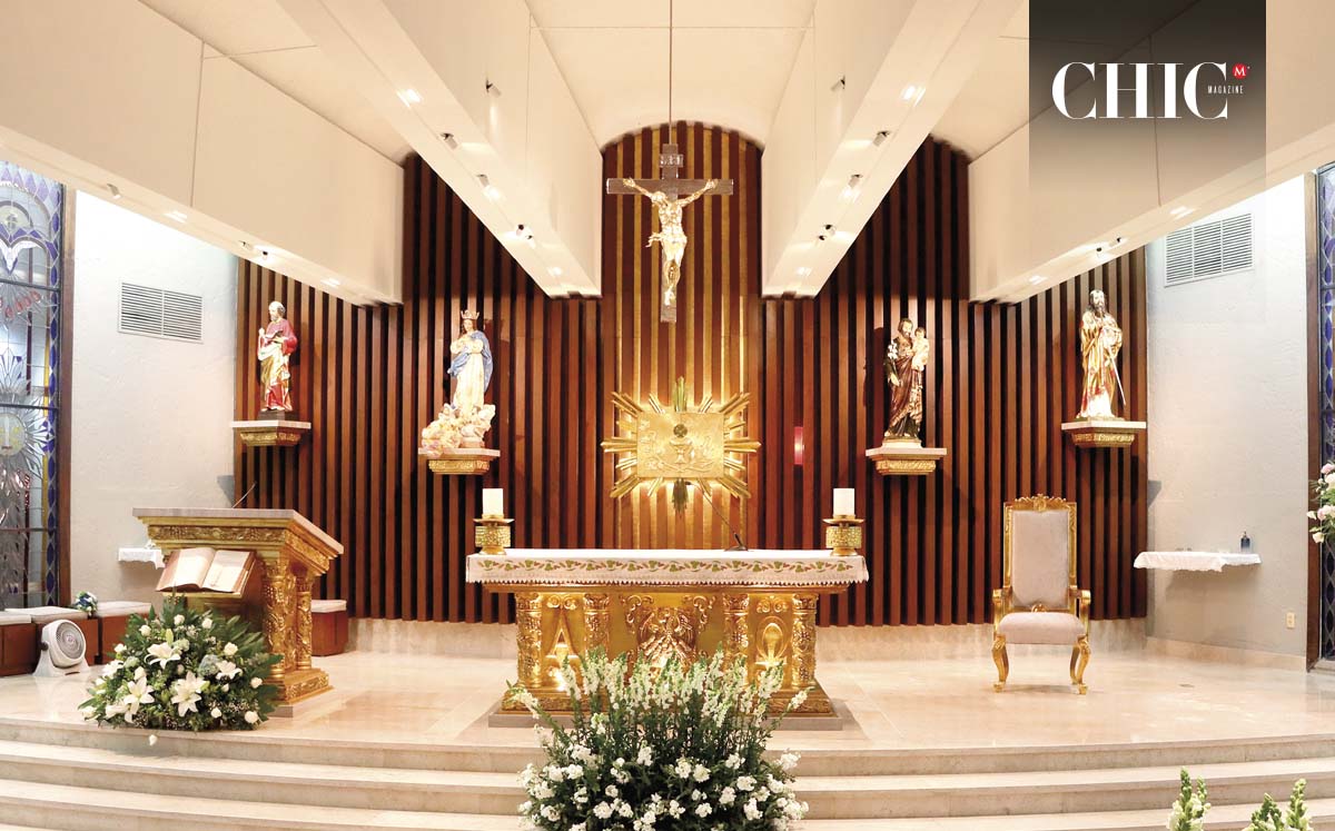 Para la decoración de la iglesia, los novios optaron por un pasillo central adornado con elegantes arreglos florales en tonos blancos y rosados
