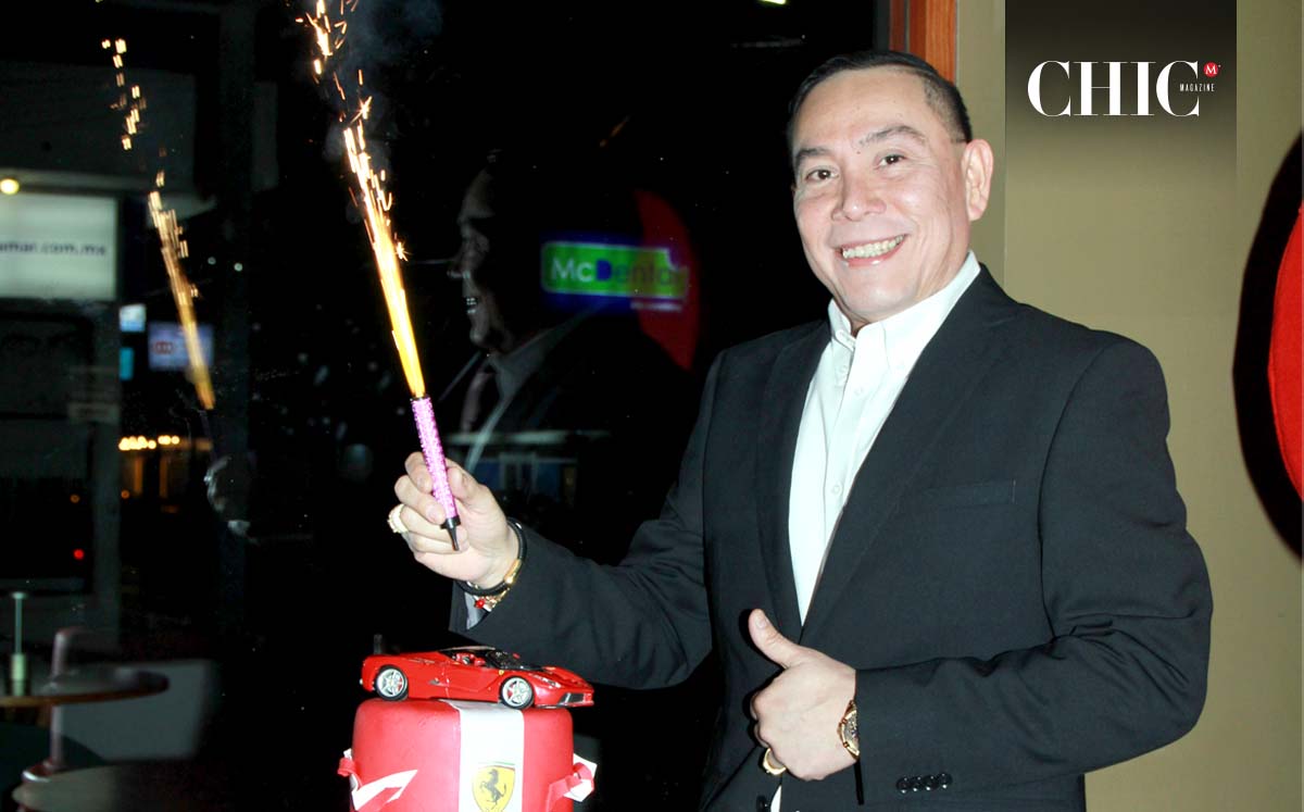 OCTAVIO MACÍAS partió su pastel hecho por Vicky García