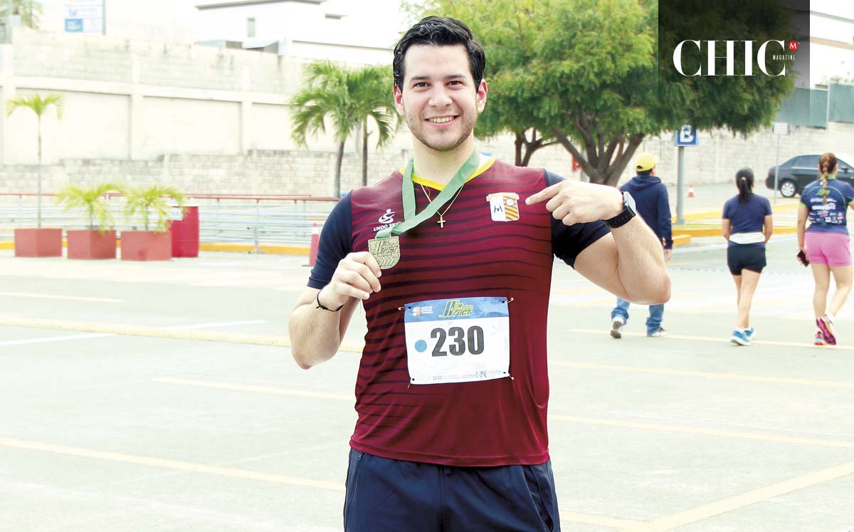 ALEJANDRO PLAZA recibió su medalla al final de la carrera