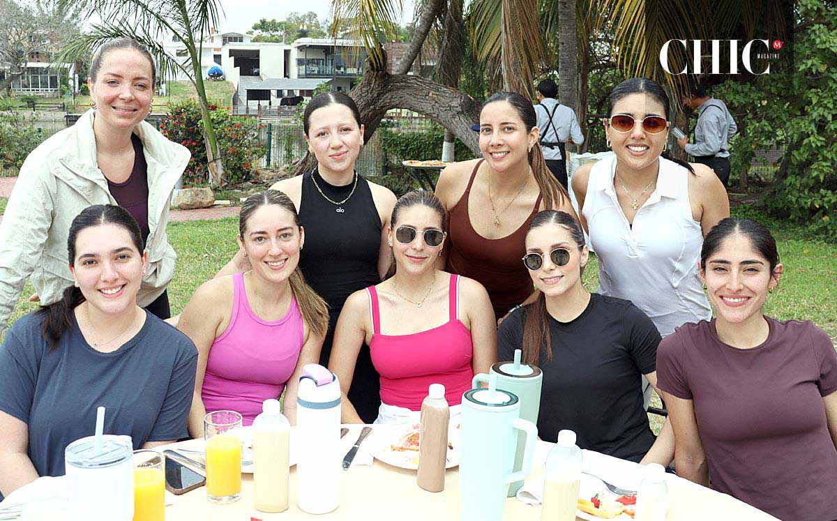 Durante la clase, las participantes realizaron una serie de ejercicios que les permitieron conectar mente y cuerpo