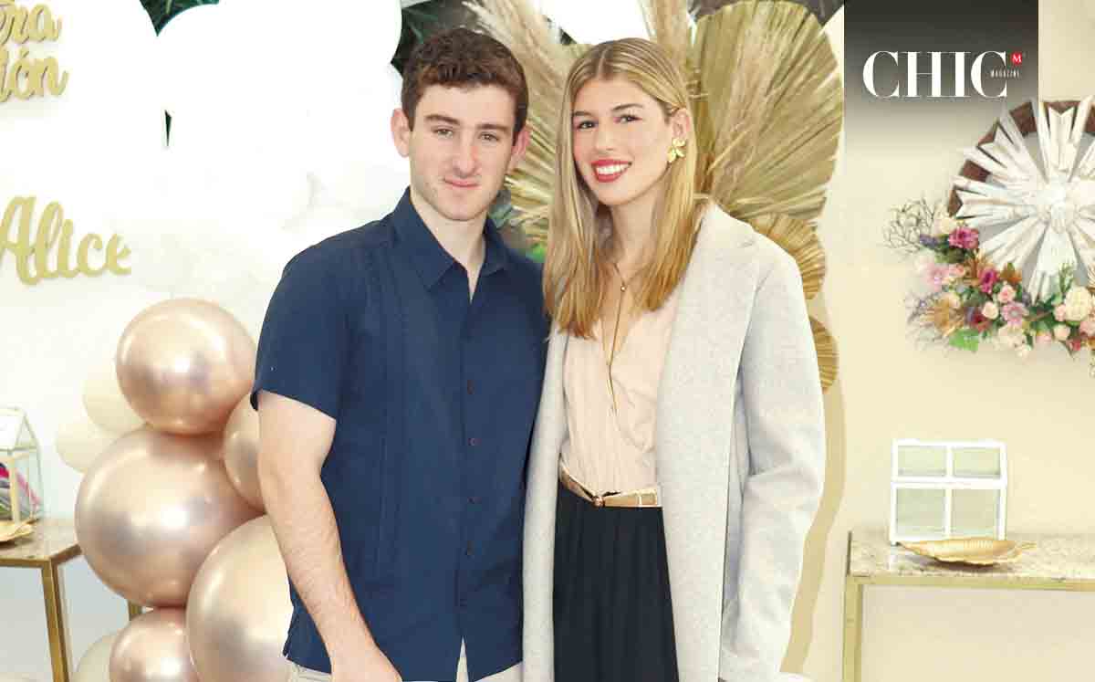 EDUARDO LACAVEX Y MARIALEX ELIZONDO felices en la primera comunión de Nicole y Alice Plaza