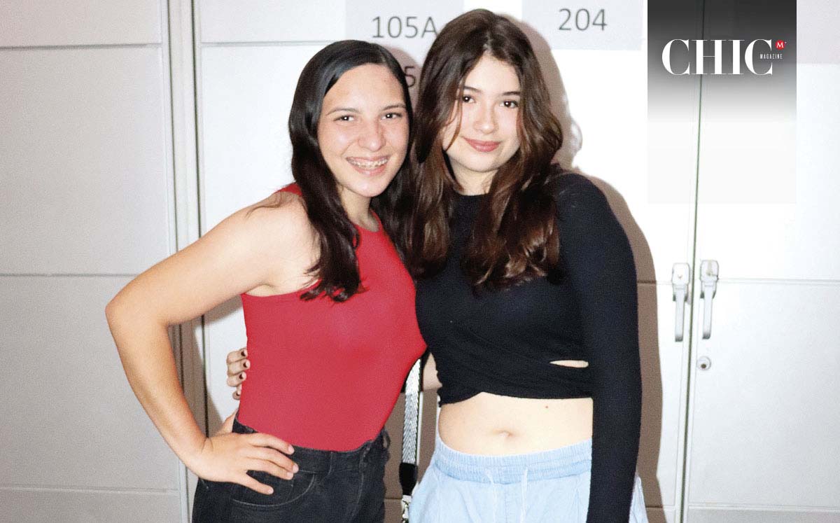 MARÍA JOSÉ NUÑEZ Y ANDREA MORALES disfrutaron cada canción con entusiasmo