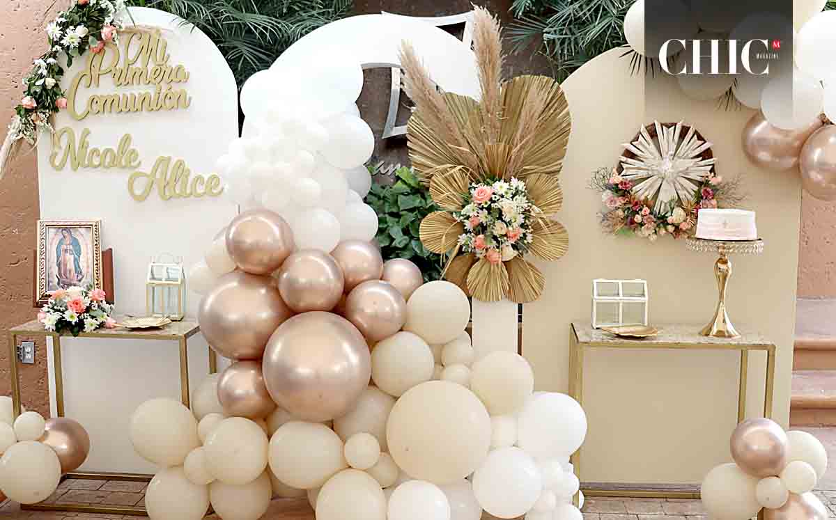 Los invitados fueron recibidos con una decoración en colores beige por parte de Camelias Flores y Mobiliario
