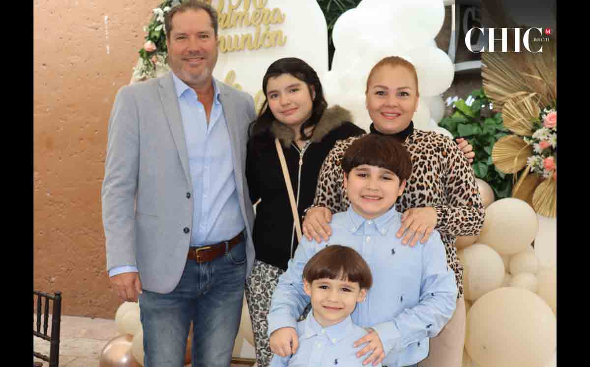 JUAN CARLOS LUENGAS, AURORA LUENGAS, AURORA ZAMORA, JUAN CARLOS LUENGAS Y RICARDO LUENGAS felices por celebrar la primera comunión de Nicole y Alice