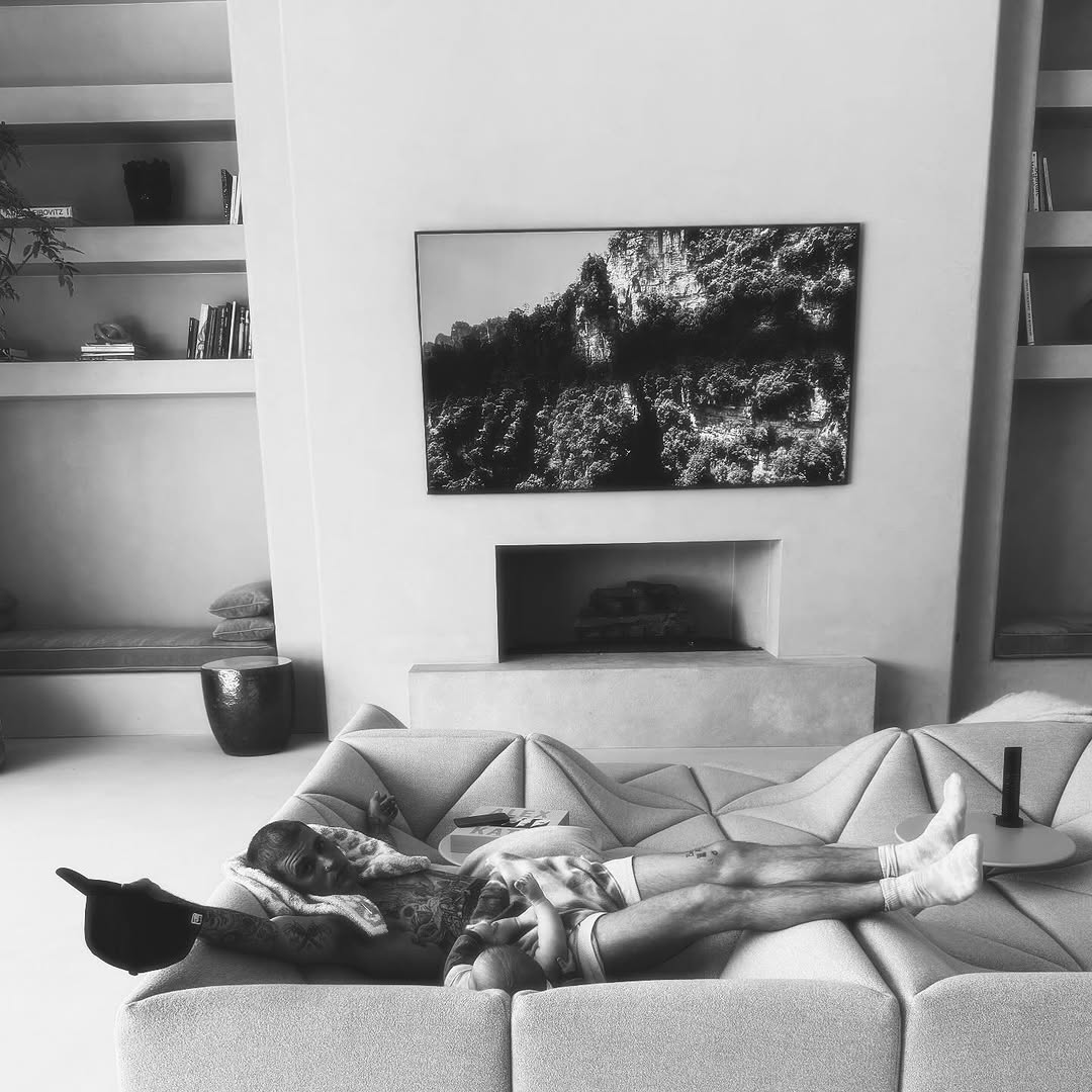 Justin Bieber acostado con su hijo (Instagram)