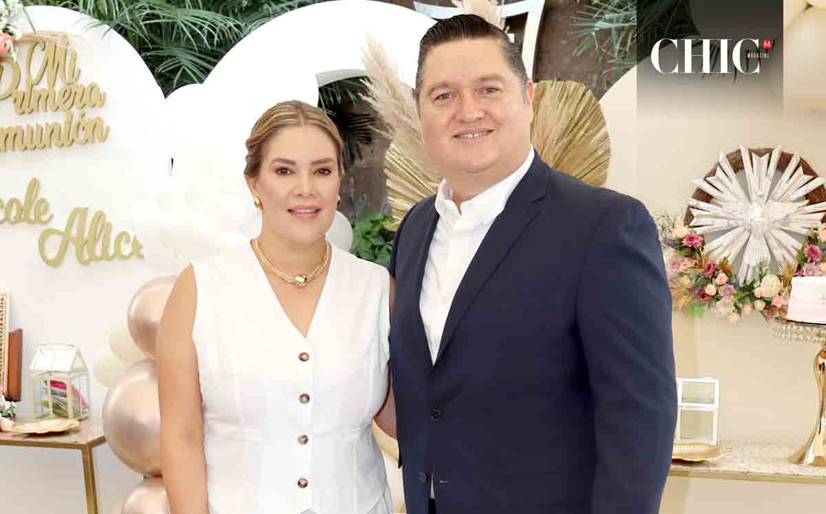 PAMELA DE OSEGUERA Y ÓSCAR OSEGUERA fueron los padrinos en la primera comunión de Nicole y Alice Plaza