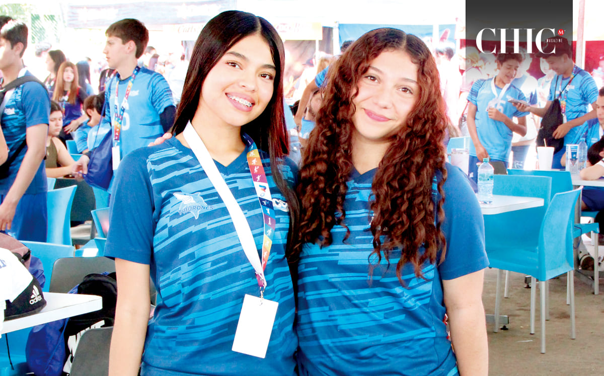 DAFNE ZUÑIGA Y HANNA AGUILAR disfrutaron de el performance del equipo de animación