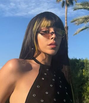 Danna Paola pone en alto el top paliacate desde Coachella (Foto: Instagram)