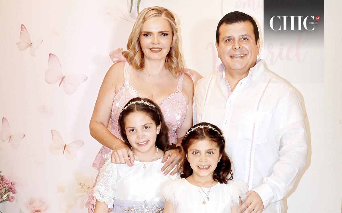 MARIEL ROSALES, ESTEBAN DÍAZ orgullosos de MARIEL DÍAZ Y PAULINA DÍAZ por su primera comunión