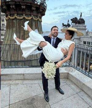 Ale Capetillo usa vestido de novia de dos piezas en su boda civil (Foto: Instagram)