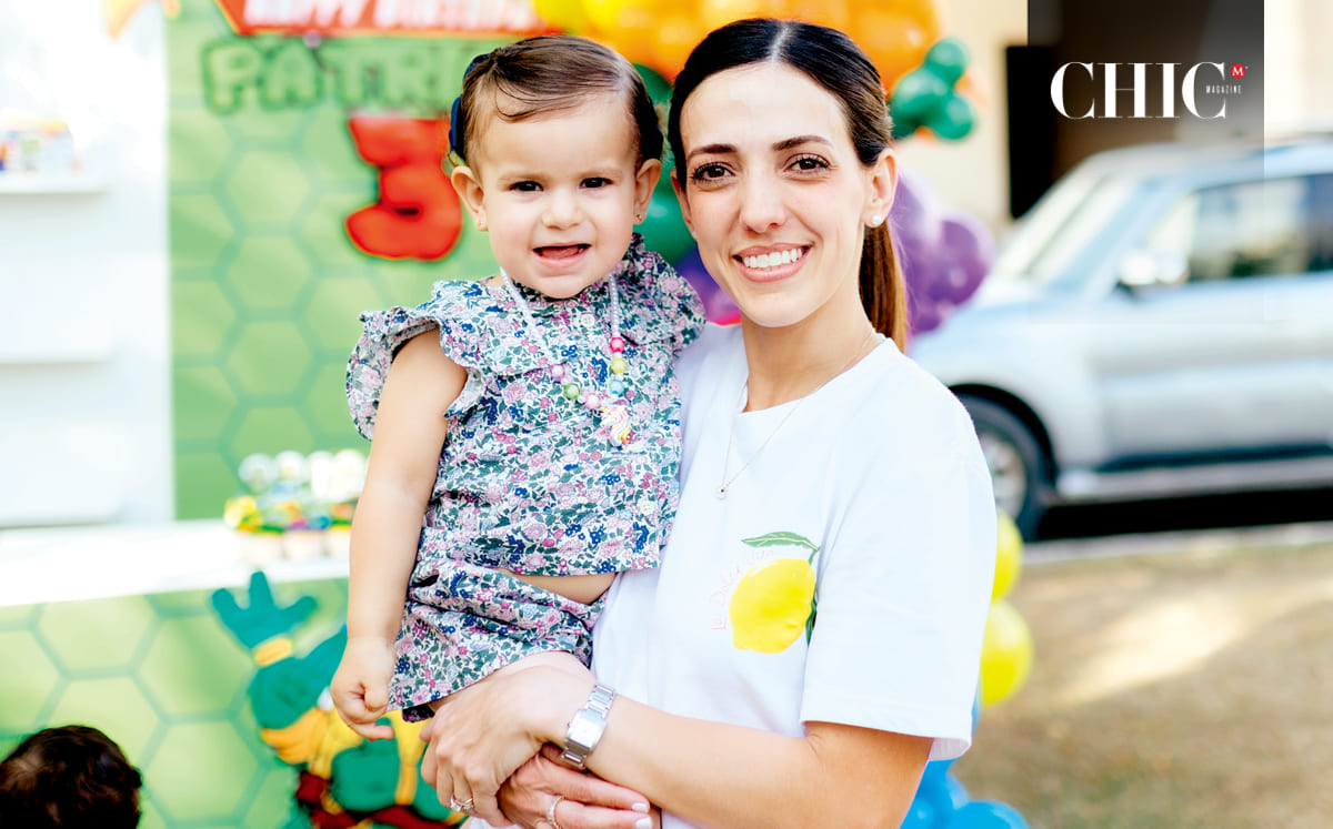 ANA ISABEL PÉREZ E ISABEL RODRÍGUEZ disfrutaron de pegarle a la piñata en el festejo