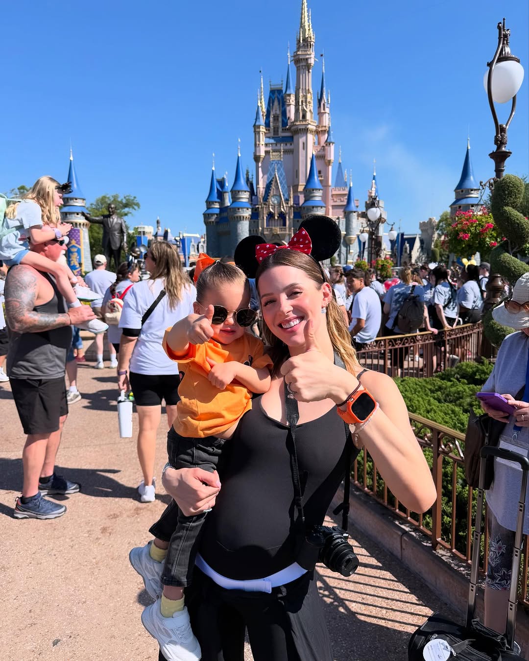 Look de Mariana Rodríguez en Disneyland (Instagram)
