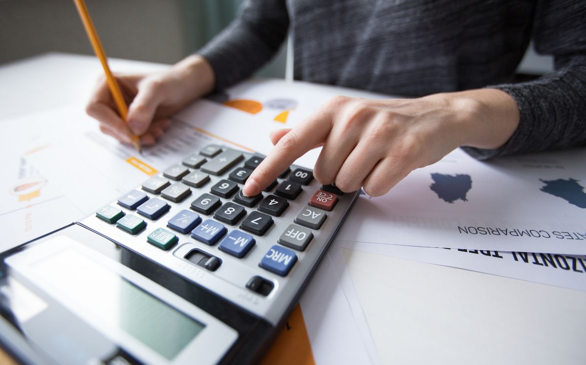 Supuestos retrasos en devoluciones de impuestos del SAT en 2025 (Freepik)
