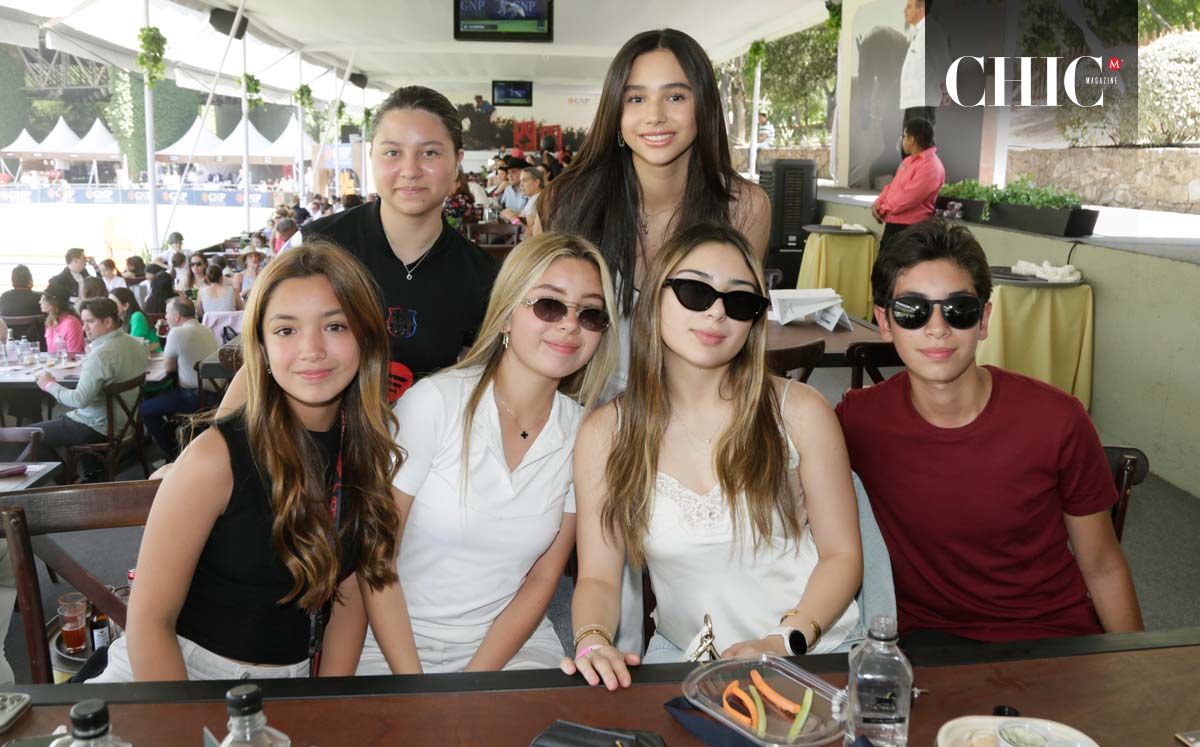 Andrea Cortez, Víctoria Vélez, Mariana Barrón, Fernanda Barrón, Carol González y Roberto Barrón