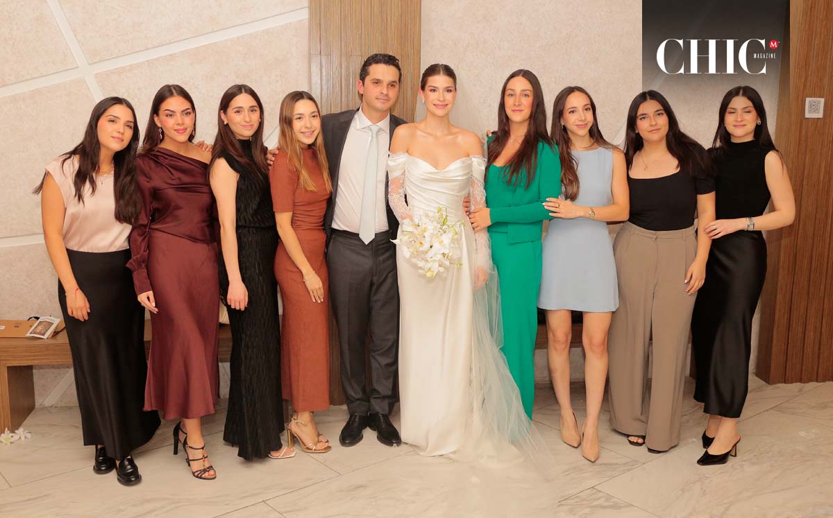 Los novios junto a un grupo de amigas