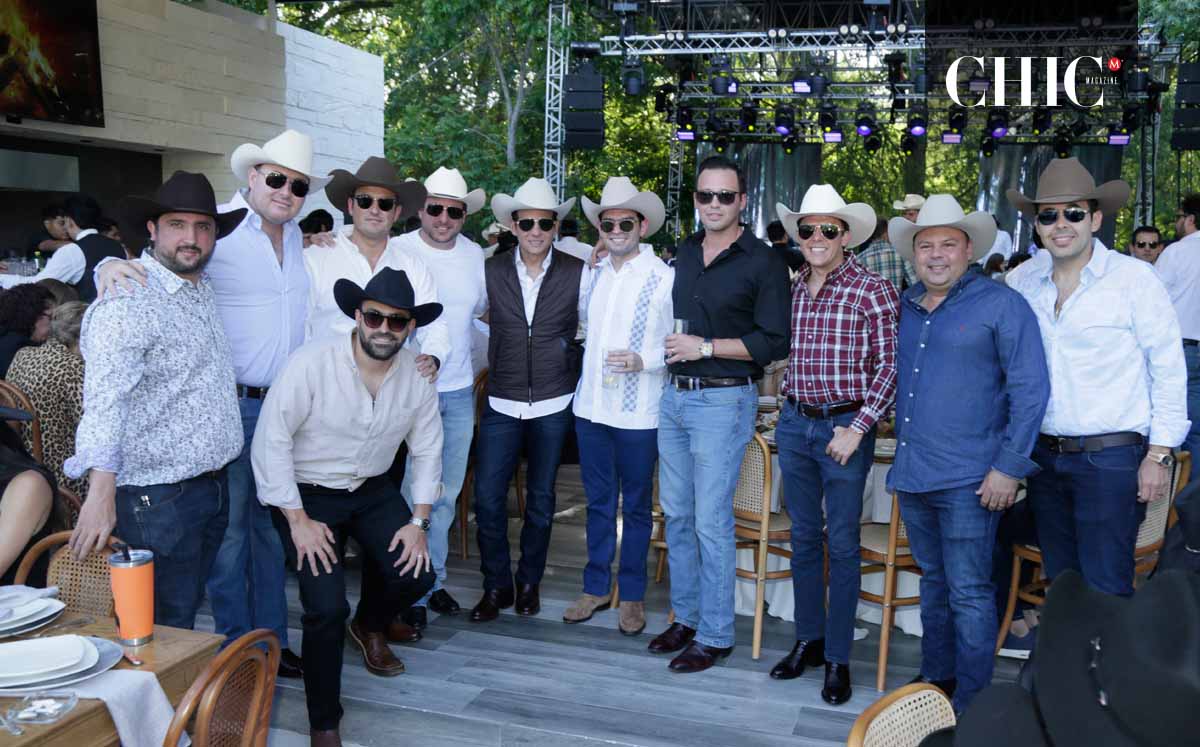 Mike Flores junto a un grupo de amigos