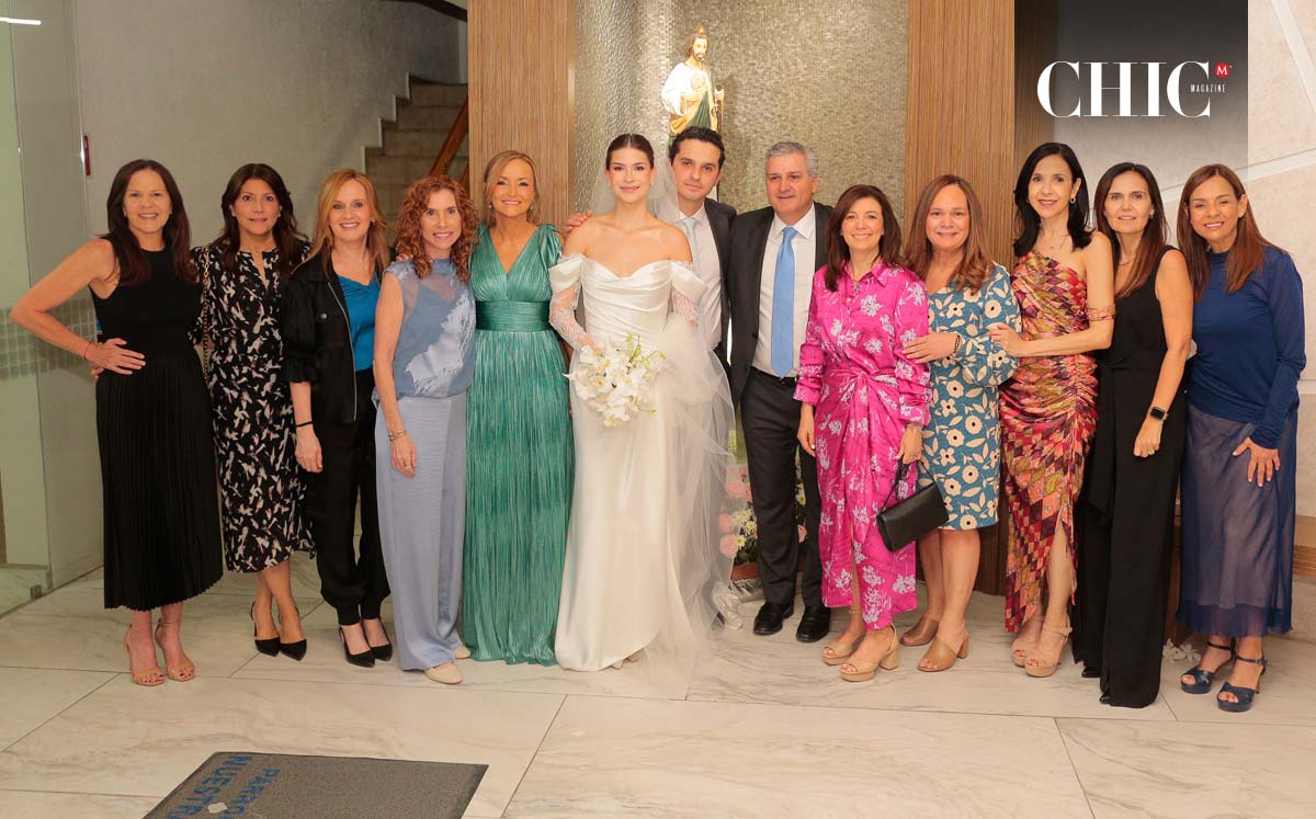 Los novios junto a Lulú Rivera de Odriozola, David Odriozola y un grupo de amigas