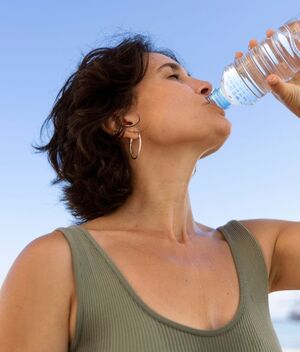 ¿Beber agua mineral frecuentemente puede dañar los riñones? (Freepik)+