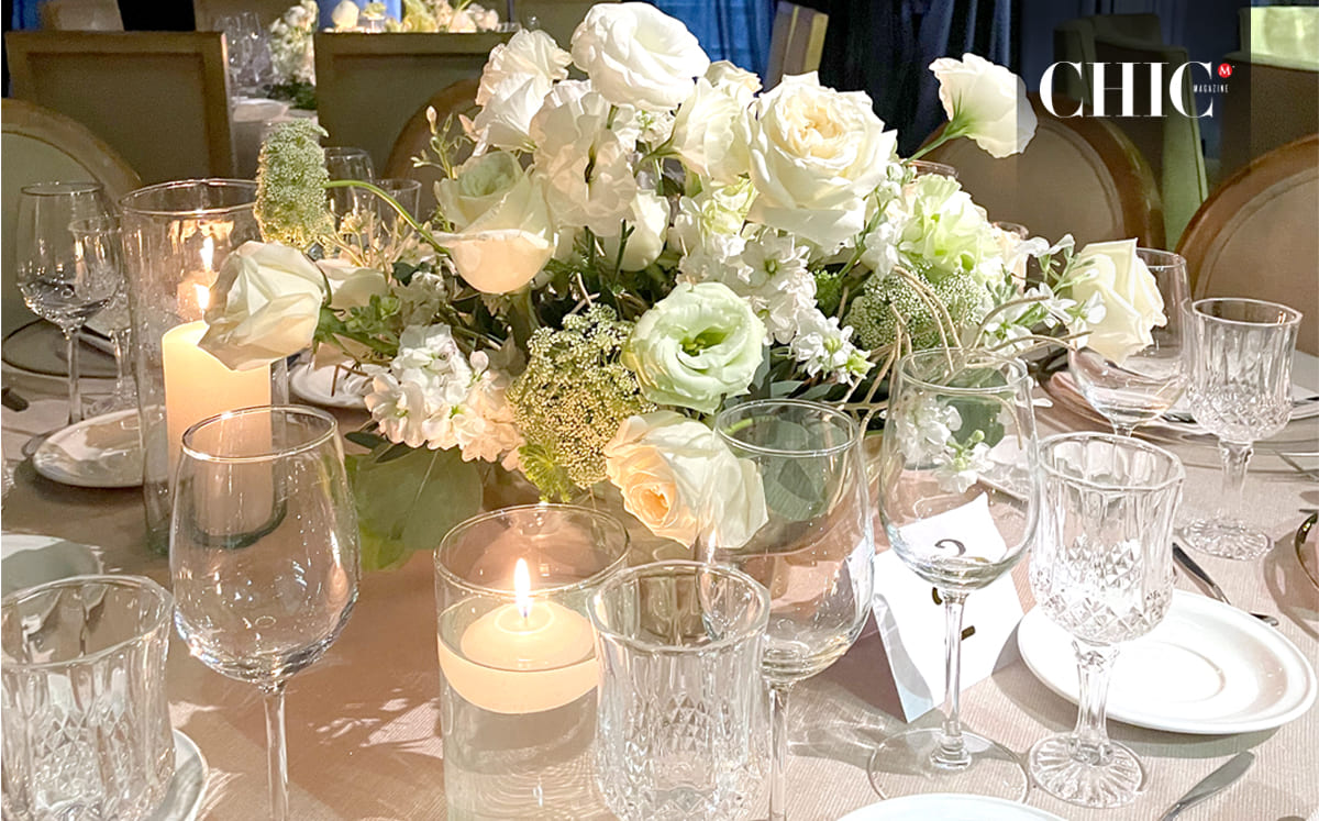 Cientos de rosas blancas y velas tenia el salón