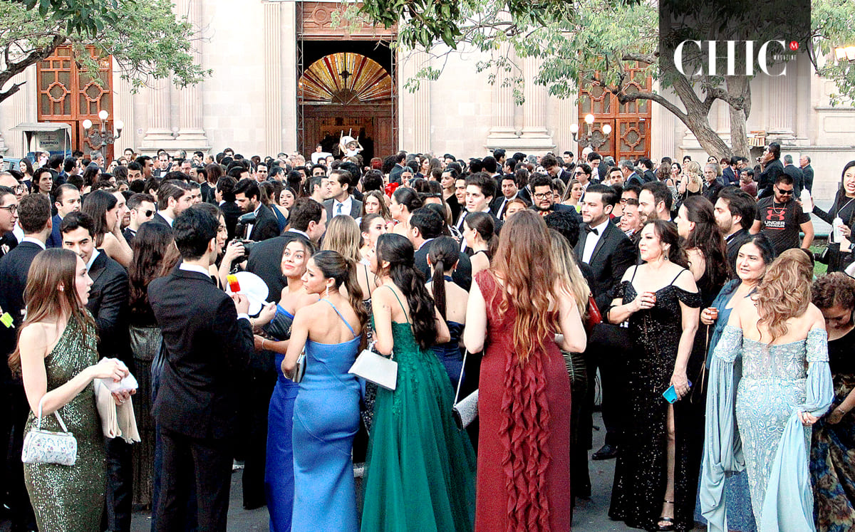 En la Plaza de Armas un mariachi señorial acompañó a los invitados en un callejonada hasta la recepción en el Antiguo Casino