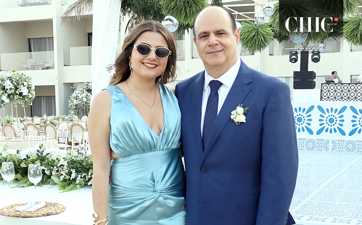 NATALIA MANZUR Y CAMILO MANZUR recibieron a los novios después de la misa con una lluvia de mariposas de papel blancas
