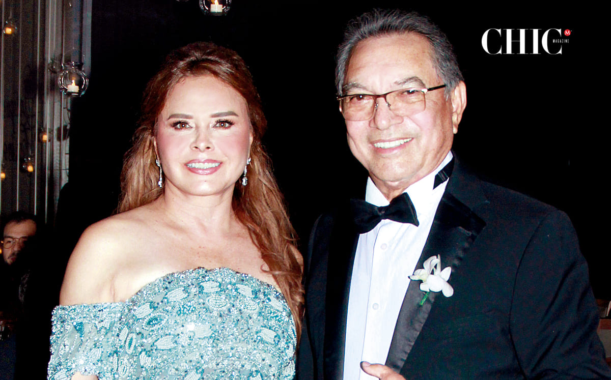 PAPÁS DE LA NOVIA. MARIBEL VERA Y ENRIQUE JIMÉNEZ llegaron con sus mejores outfits al evento