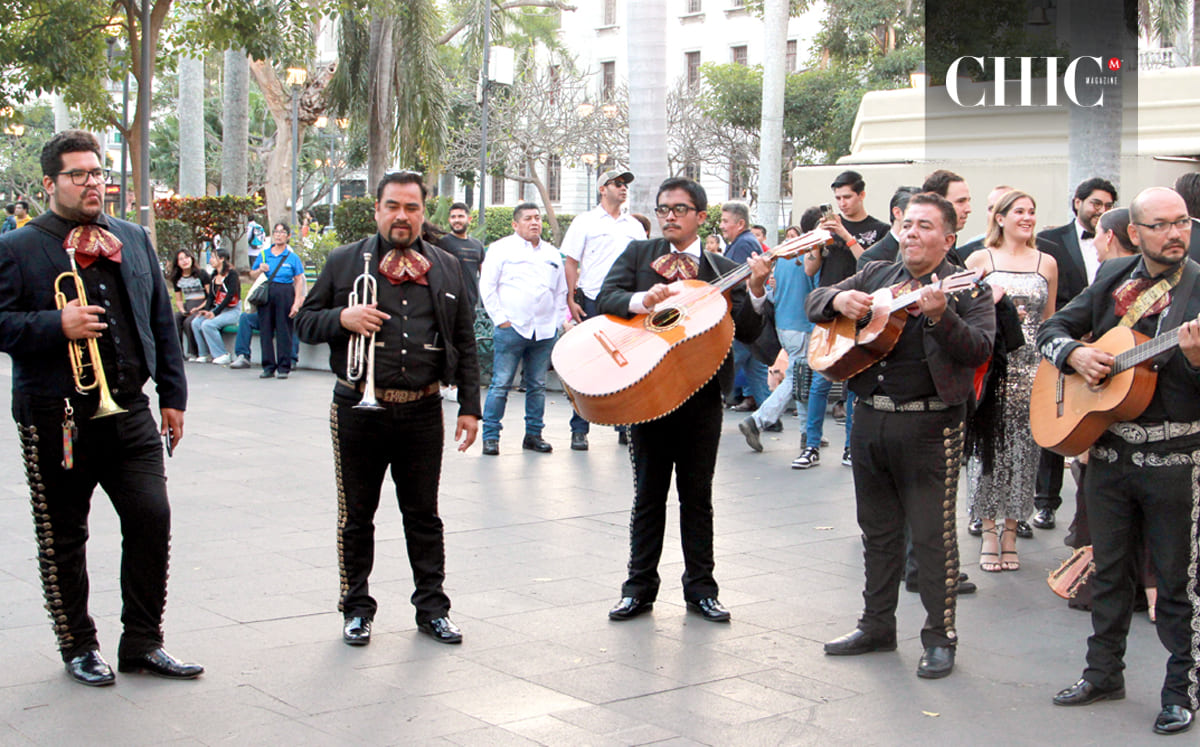 En Plaza de Armas, el mariachi señorial los acompañó en una callejonada hasta la recepción en el Antiguo Casino