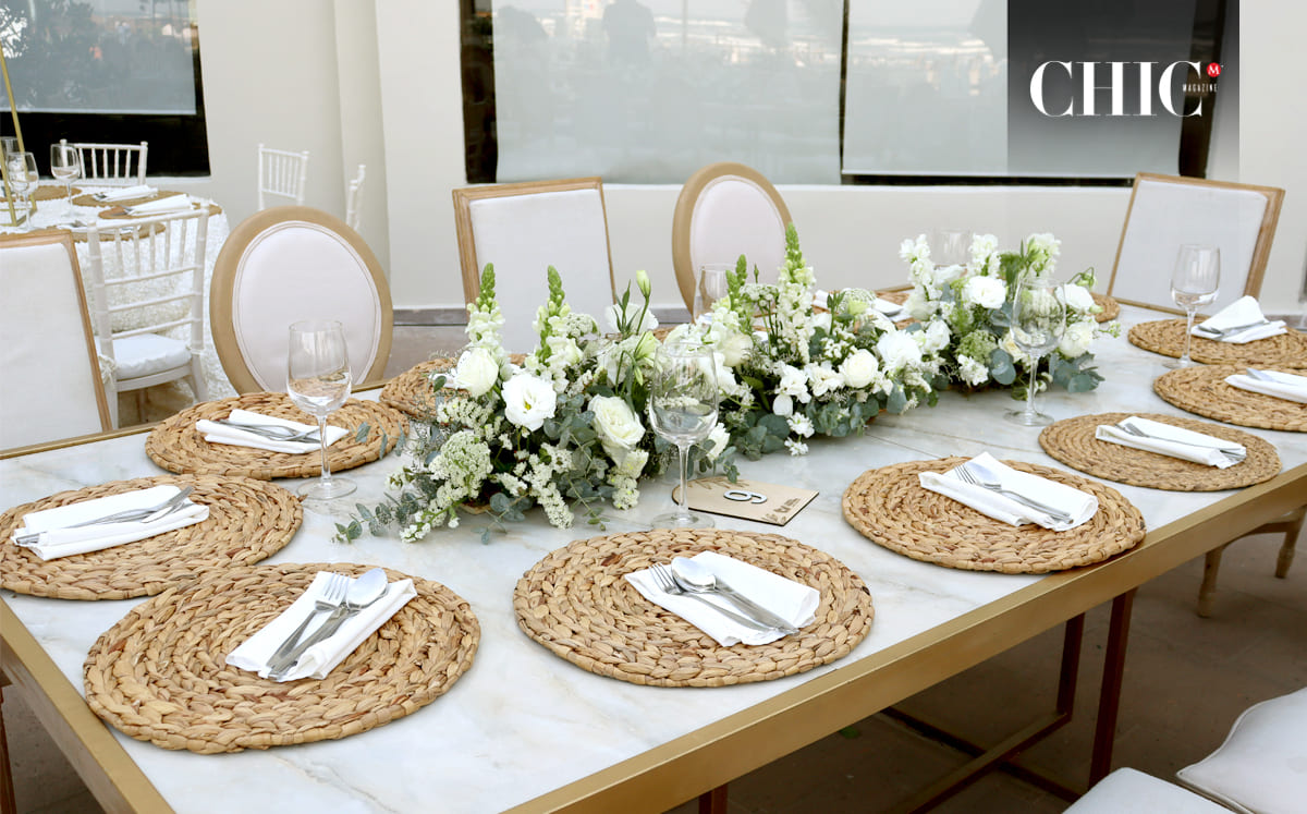 Rodeada de follaje verde, rosas, claveles blancos y bolas disco que le daban un toque especial al lugar a cargo de Elegant Roses y Navisa