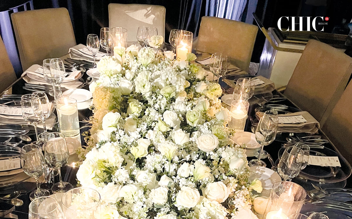 El salón lucía con cientos de rosas blancas y velas
