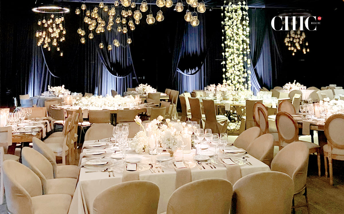 El salón lucía con cientos de rosas blancas y velas a cargo de Opciones para Eventos
