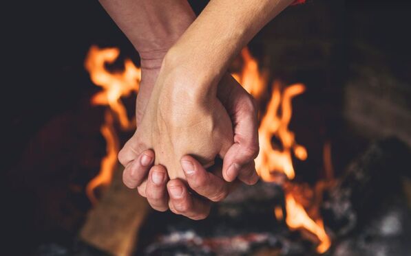 Escribe tus deseos y quémalos para encontrar pareja en año nuevo (Freepik)