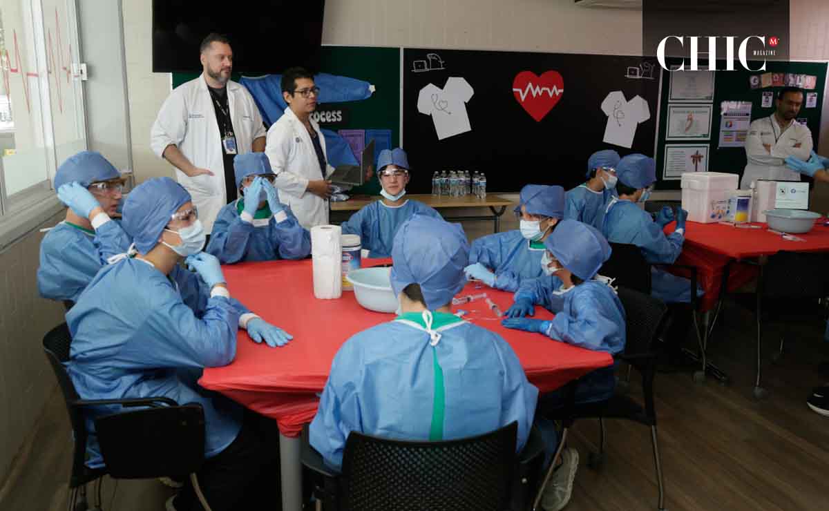 Con especialistas de TecSalud, los alumnos pudieron explorar el corazón humano / Fotos: Omar Valdez