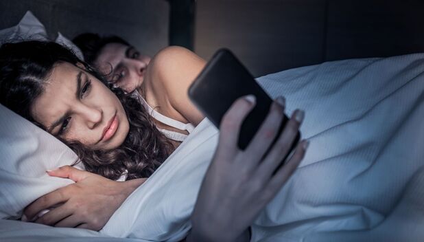 Señales de que a tu pareja podrían gustarle las mujeres (Foto: Getty)
