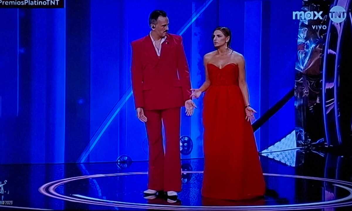 Aislinn Derbez con vestido rojo strapless (TNT)