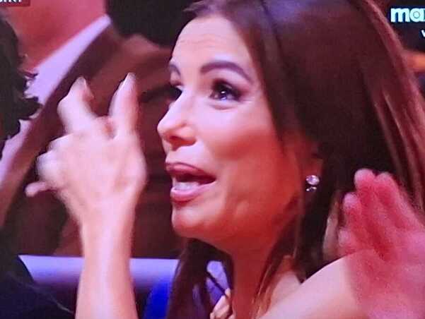 Eva Longoria llorando por la aparición de Sofía Vergara en los Premios Platino 2025 (TNT)