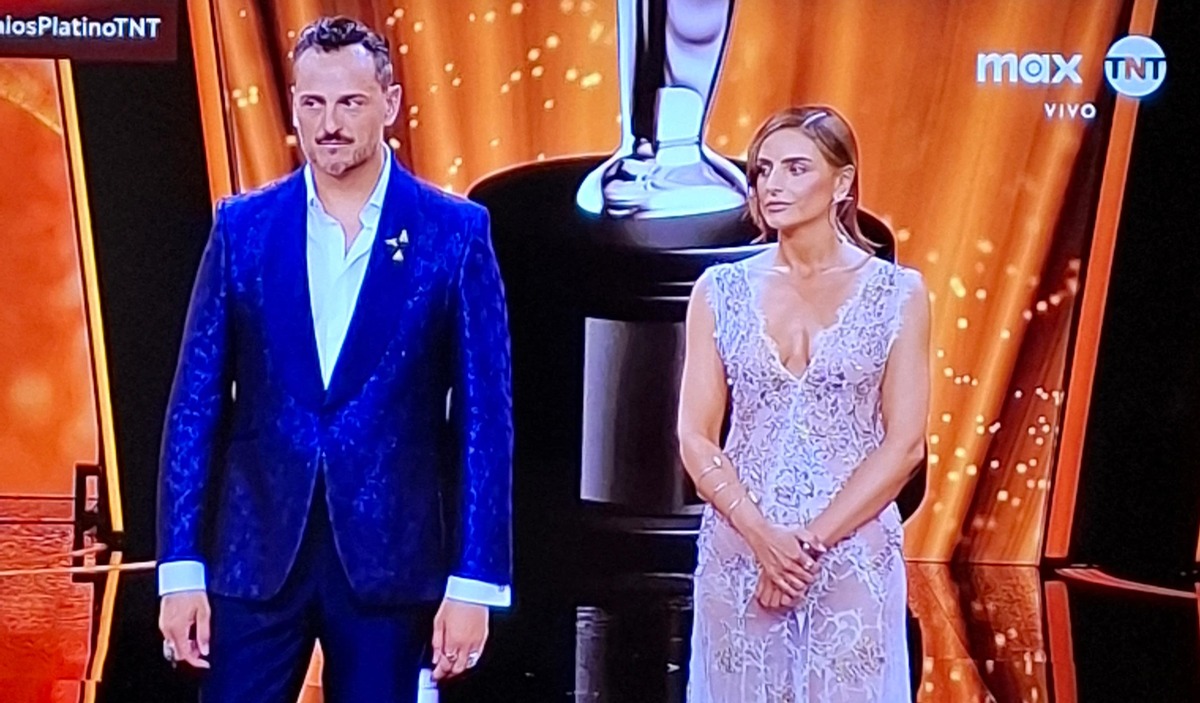 Vestido transparente de Aislinn Derbez en los Premios Platino 2025 (TNT)
