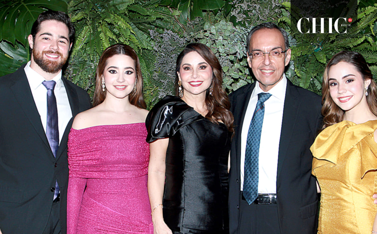 ALEJANDRO FERNÁNDEZ, REBECA FERNÁNDEZ, REBECA SALAZAR, ADRIÁN APARICIO Y NATALIA FERNÁNDEZ nos regalaron sus mejores sonrisas en el festejo
