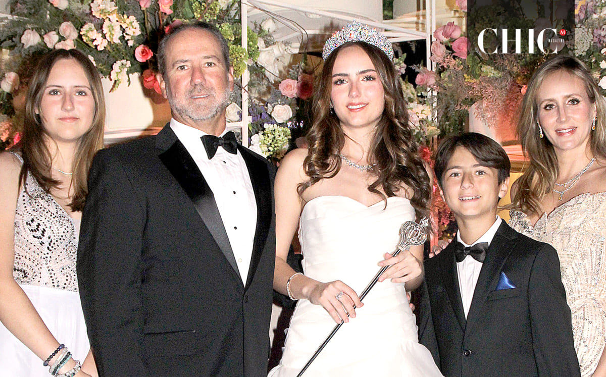 ANDY GUTIÉRREZ, CHACHO GUTIÉRREZ, VÍCTOR GUTIÉRREZ Y MARÍA JOSÉ PELÁEZ  felices por BÁRBARA GUTIÉRREZ quien esta lista para reinar