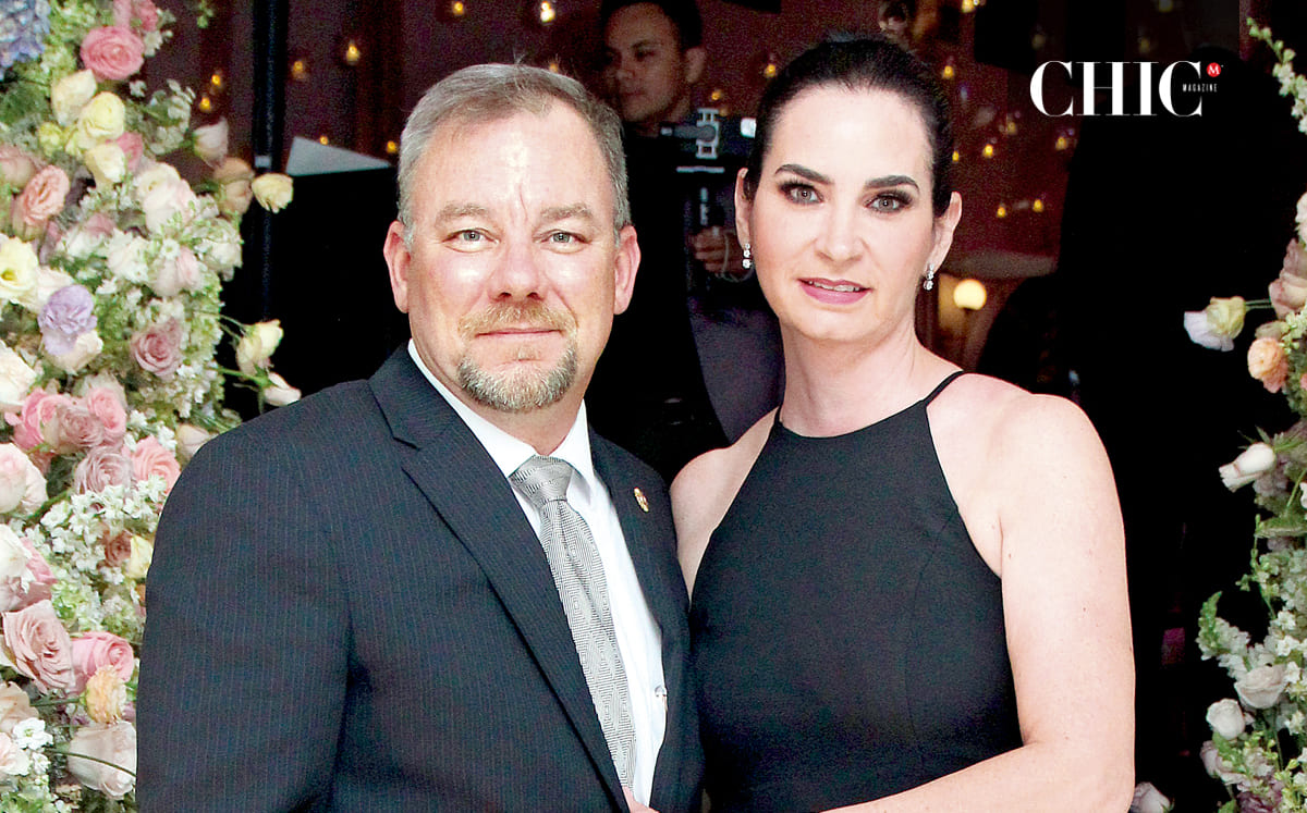 ÁNGEL GARCÍA Y MIREYA BLAKELY disfrutaron de la decoración de con arreglos florales, telas colgantes y velas a cargo de Opciones para Eventos