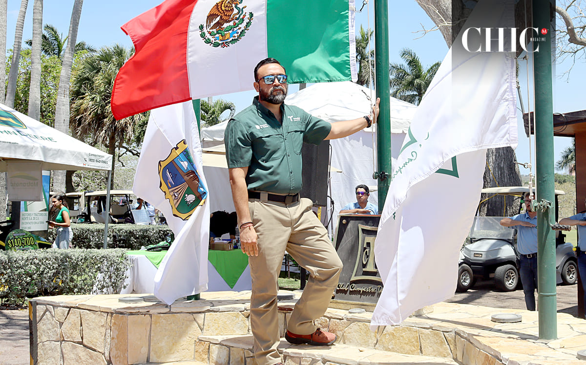 BENJAMÍN HERNÁNDEZ fue el encargado de izar la bandera