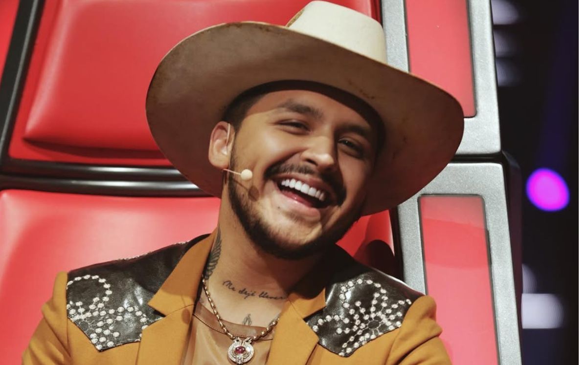 Christian Nodal le da supuesto beso fan y las redes sociales explotan (Instagram)